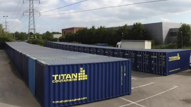 Opbevaring i containere et sted i Danmark